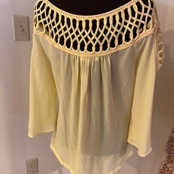 Umgee Soft yellow blouse, cutouts on shoulders and neck, Size M - Picture 4 of 5